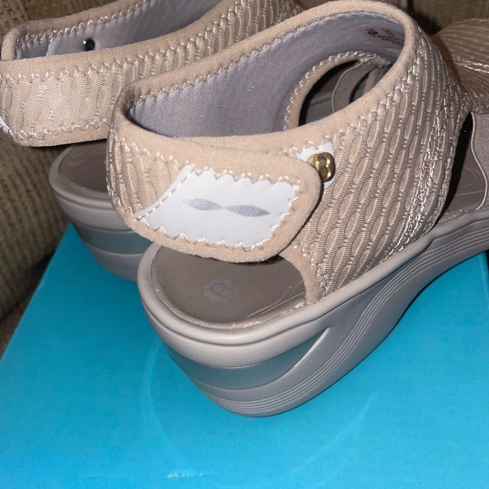 Bzees Dream Light Beige Textured Sandals-New-Size 6 - Picture 5 of 9